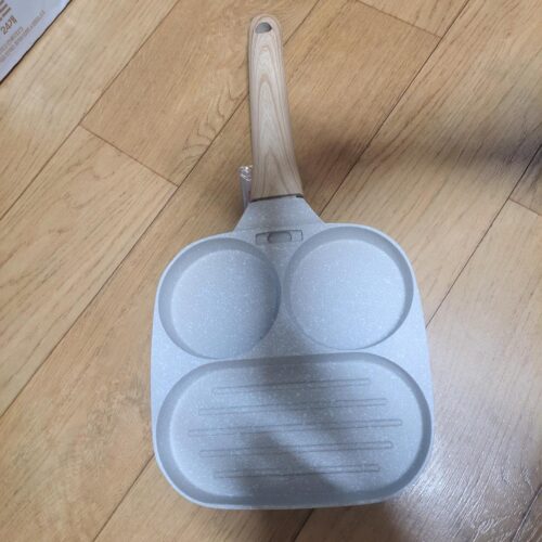 1pc Household Maifanshi 4-Compartment Non-Stick Aluminum Frying Pan with Wooden Handle - Multi-Use Breakfast Eggs, Hamburgers, Steaks & Shrimp Cookware, Even Heat Distribution, Easy Clean, Multicompartment Cooker | Ergonomic Kitchenware | Easyclean Surface photo review